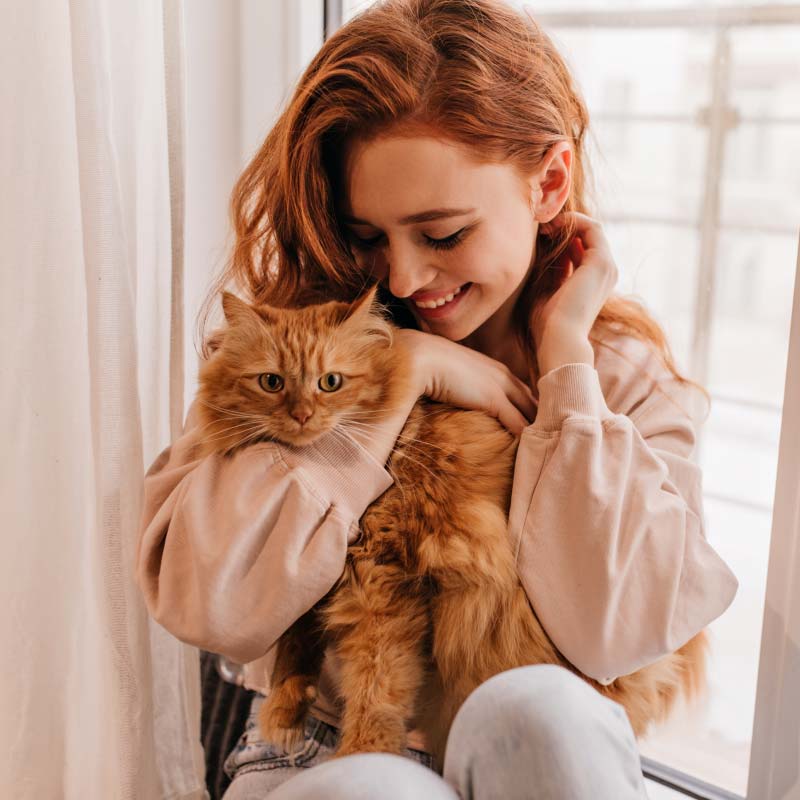 chica-feliz-con-su-gato