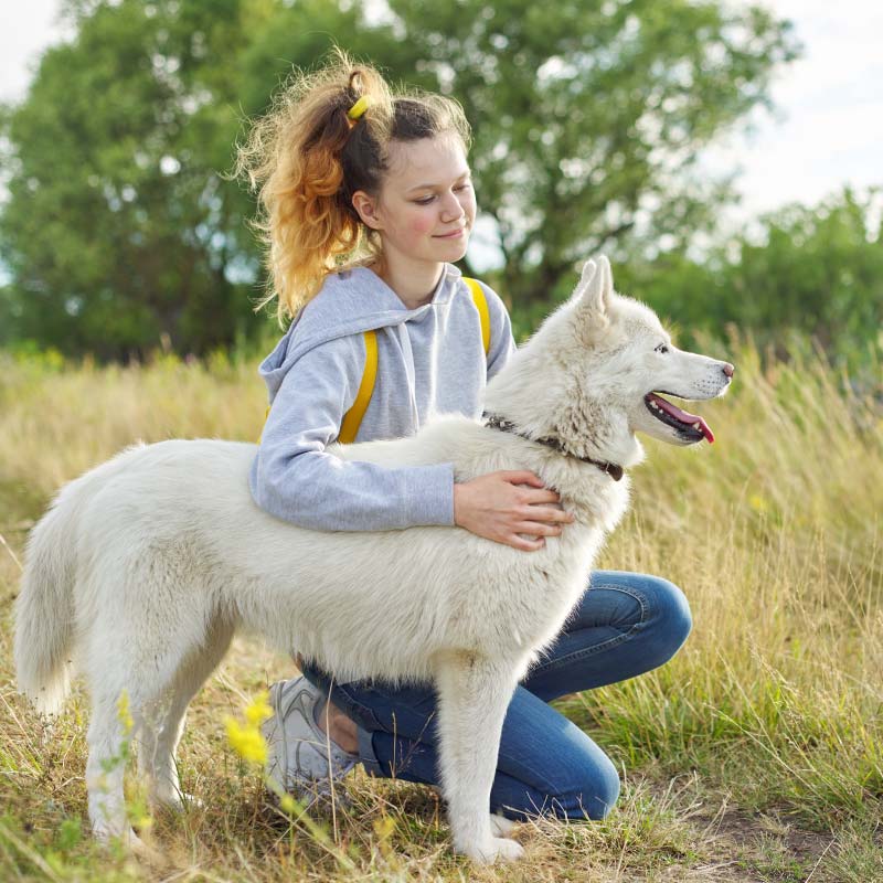 joven-con-su-perro-en-el-campo